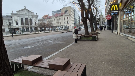 VIDEO: Spoznáte mužov na záberoch? Polícia vyšetruje násilný incident z Námestia SNP