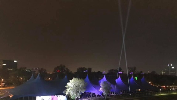 FOTO: Na Tyršovom nábreží vyrástol obrovský modrý stan - aký bude jeho účel?