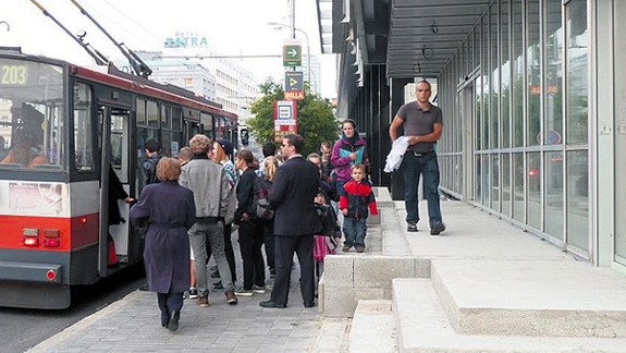 Zelená kocka je postavená nad rámec povolenia, ubrala časť zastávky MHD