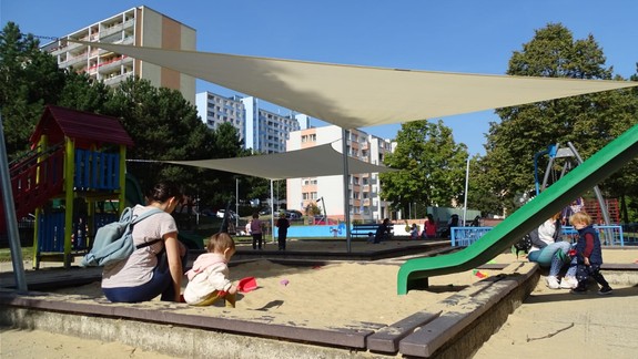 Tieniace plachty pribudnú na ďalších ihriskách v Karlovej Vsi