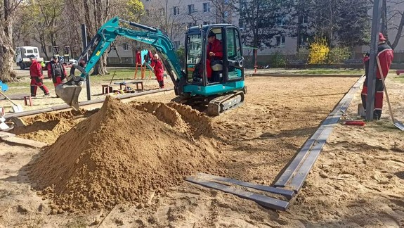 Milión kilogramov piesku: V Ružinove už vymenili piesok na všetkých pieskoviskách