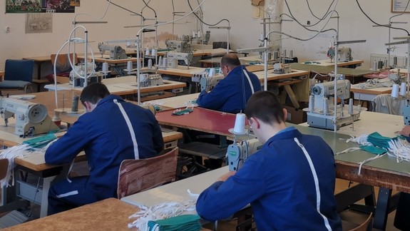 VIDEO: Väzni vyrobili 230-tisíc ochranných rúšok, 20-tisíc štítov a ukončili výrobu overalov
