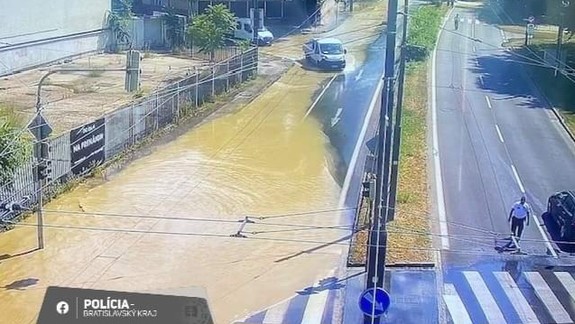 Poškodené potrubie na Karadžičovej je opravené, začne sa s opravou vozovky