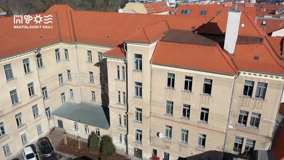 „Zoška“ na Zochovej má vymenené všetky okná. Tie sú vernou kópiou pôvodných