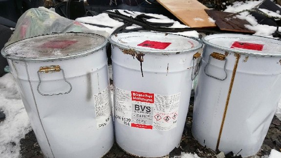 Mestskí policajti objavili vo Vrakuni tri sudy s podozrivou látkou