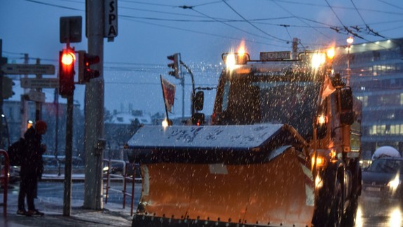 Do ulíc vyrážajú sypače. Bratislava chce počas noci z nedele na pondelok predísť dopravným kolíziam