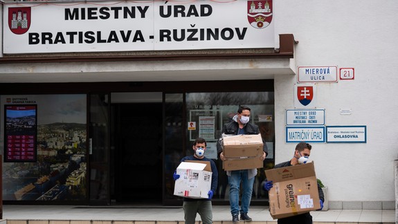 Ružinov môže vďaka daru distribuovať ďalších 3000 rúšok pre seniorov