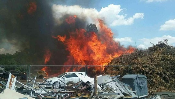 VIDEO Veľký požiar v Petržalke: Plamene pohltili aj niekoľko áut