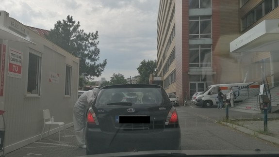 Vyskúšali sme: Na Covid test si už postojíte v rade aj hodinu. Porovnali sme dve odberové miesta