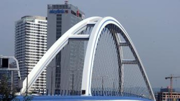 Stavba Mosta Apollo nebola doteraz úplne skolaudovaná