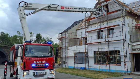 Pád zo strechy na lešenie: Hasiči zasahovali pri úraze na Račianskej