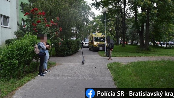 Vodička v Petržalke na kolobežke zranila chodkyňu, nedodržala rýchlosť jazdy