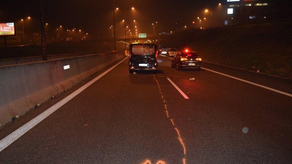 Chodec prechádzal v noci cez diaľnicu: Stálo ho to život