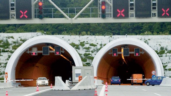 Polícia upozorňuje na uzáveru tunela Sitina a obmedzenie na Prístavnom moste
