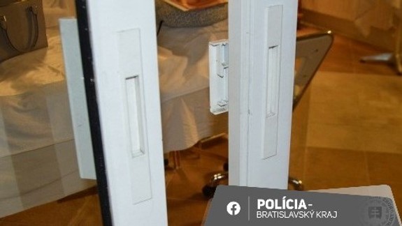 Do kozmetického salónu sa snažila dostať skrutkovačom, jej vlámanie prekazili policajti