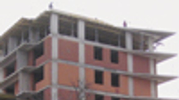 Podľa obyvateľa sa na Tomášikovej stavia načierno