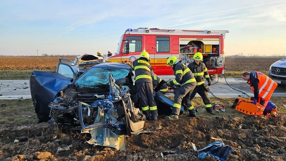 Hrozná nehoda: Medzi Sencom a Recou sa čelne zrazili dve autá