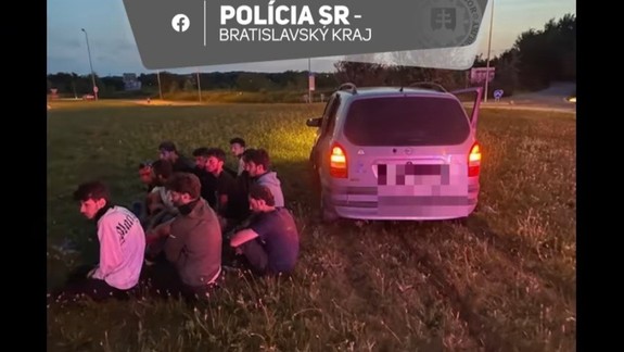Policajti zadržali v Bratislave ďalšie desiatky nelegálnych migrantov