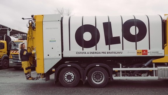 VIDEO: Už ste videli klip so známou moderátorkou na smetiarskom aute?