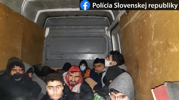 Polícia odhalila 16 nelegálnych migrantov - vodiča auta obvinila z prevádzačstva