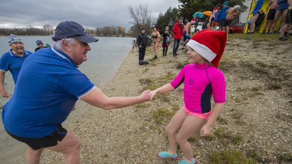 FOTO: Otužilci si zaplávali v Draždiaku a pokrstili nových členov