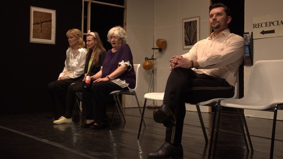 Prijmite pozvánku do kúpeľov. Prichádza z Činoherného klubu a ako hlavnú „procedúru“ predpisuje smiech