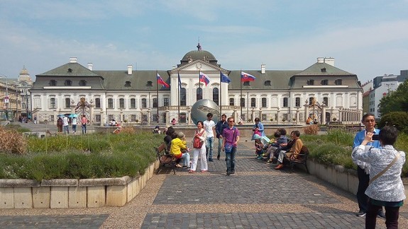 Neviditeľná výstava: Diela sa vám zjavia na budovách na Hodžovom námestí