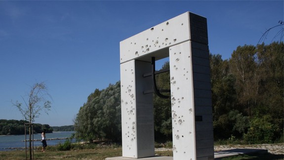 Okolie bieleho pamätníka Brána slobody v Devíne obnovia