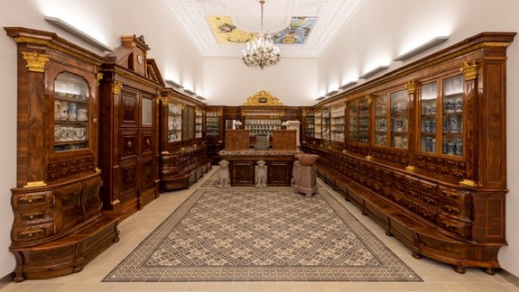 FOTO Zmluva za milión podpísaná: V akom stave kúpila Bratislava mobiliár lekárne Salvator? Prehovoril zberateľ