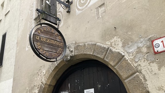 HISTÓRIA Socializmus v bratislavských krčmách: Pamätáte si, aké triky na nás skúšali čašníci?