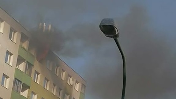 FOTO: Na Poľnohospodárskej začal horieť byt na 8. poschodí - hlásia aj zranenú osobu