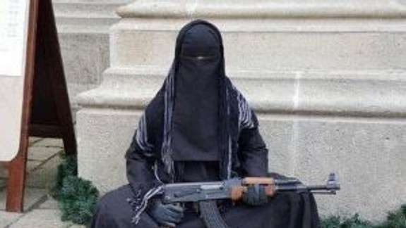 Polícia prerušila trestné stíhanie v prípade figuríny so zbraňou