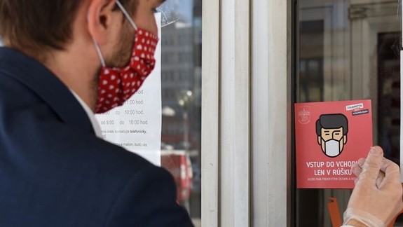 Nosenie rúšok zostáva povinné v interiéroch aj v zelených okresoch