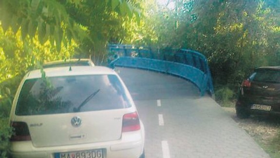 Cyklistov po zjazde z Mosta Apollo víta auto parkujúce na cyklochodníku