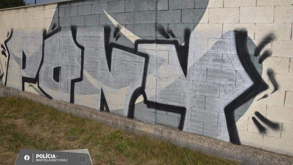 Vandal posprejoval v Rusovciach múr hotela, pátrajú po ňom policajti