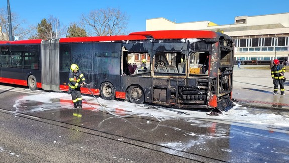FOTO: a VIDEO: Pred DK Dúbravka zhorel autobus MHD