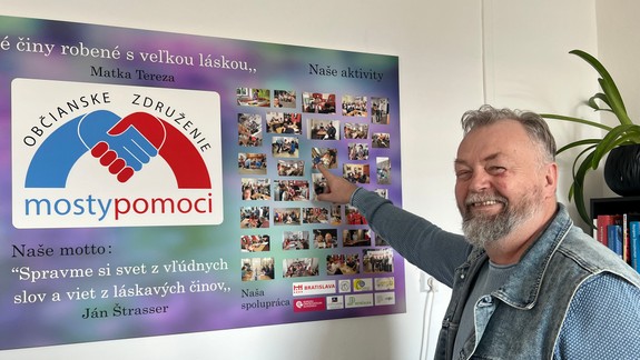 Unikátne a krásne: Pán Jaroslav bezplatne školí tých, ktorí sa doma starajú o svojich blízkych