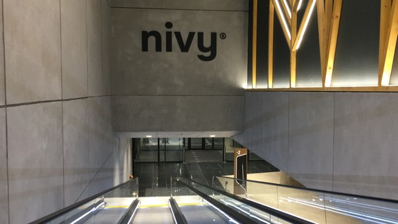 Nepoznáte dámu na fotografii? Z predajne v autobusovej stanici niekto ukradol oblečenie