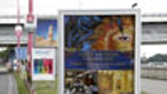 Reklamné zariadenia osádzajú v kvetináčoch