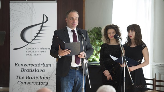 Kraj ocenil prácu svojich učiteľov, odmenil dvadsiatich z nich. Akú hotovosť od župy dostali?