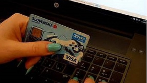 Polícia vyzýva ľudí, aby boli pri online nakupovaní obozretní - aké sú najčastejšie riziká?