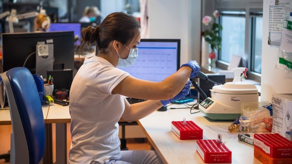 Dobrá správa: Testy na koronavírus sa už spúšťajú vo veľkom