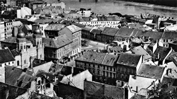 V jednej izbe spalo aj šesť nájomníkov