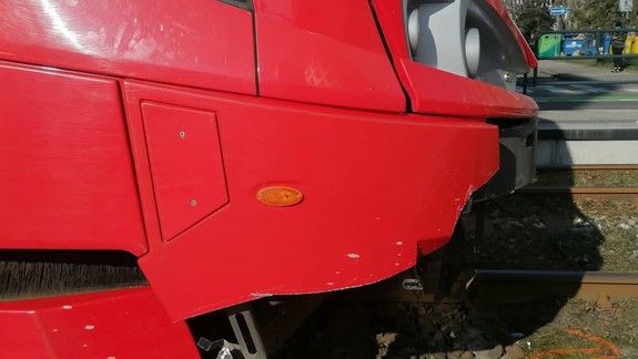 Video nehody na Račianskej: Električka zrazila chodca, zostal zakliesnený pod ňou