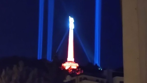 FOTO: Viete, prečo bol v noci na červeno vysvietený Slavín?