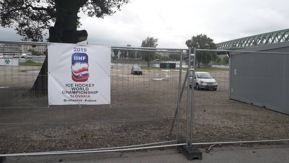 FOTO a VIDEO: Prečo záchytné parkoviská počas MS v hokeji väčšinou zívajú prázdnotou?