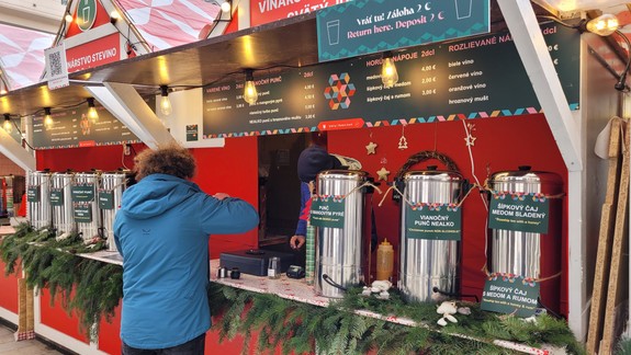 Na vianočných trhoch si dávajte pozor na veci, upozorňuje polícia
