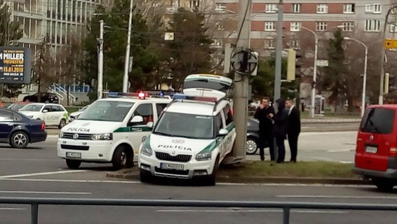 FOTO: Policajné auto skončilo v stĺpe uprostred križovatky na Trnavskom mýte!