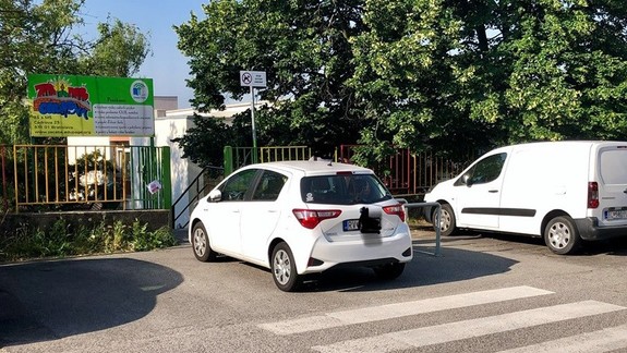 FOTO: Arogantný vodič odstavil svoje auto medzi priechodom pre chodcov a vchodom do školy!