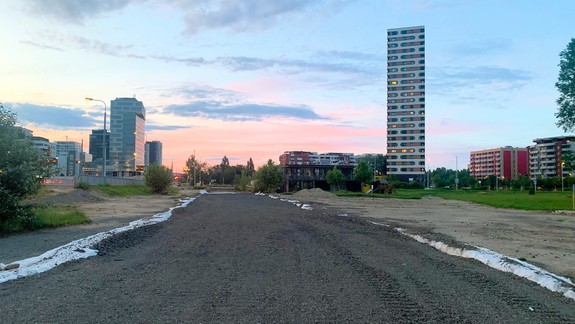 Vedľa električky na Farského budujú cestu. Komu bude slúžiť?